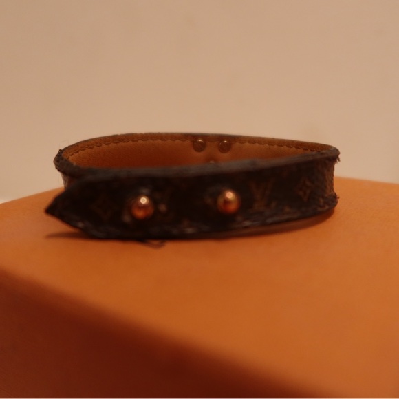 Louis Vuitton Essential V monogram bracelet - Picture 2 of 4